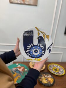 پرنده آبی روی بشقاب سفالی