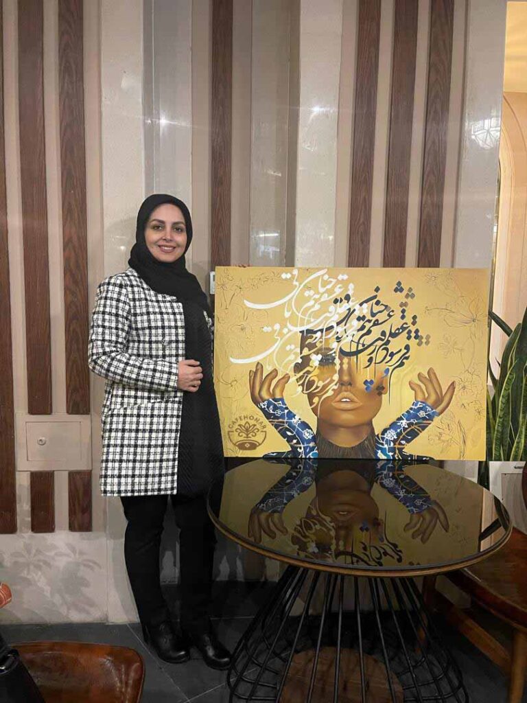 هنرجوی کافه هنر کرج در کنار تابلوی میکس مدیا