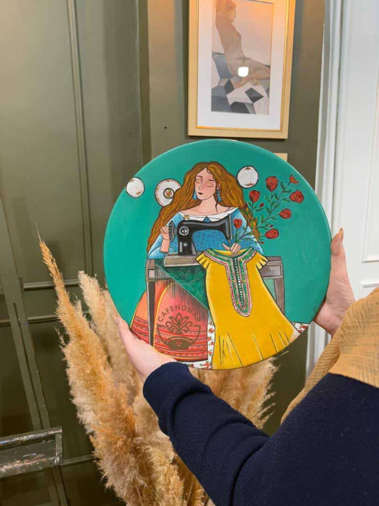 طرح دختر خیاط روی دیوارکوب اثر هنرجوی کافه هنر